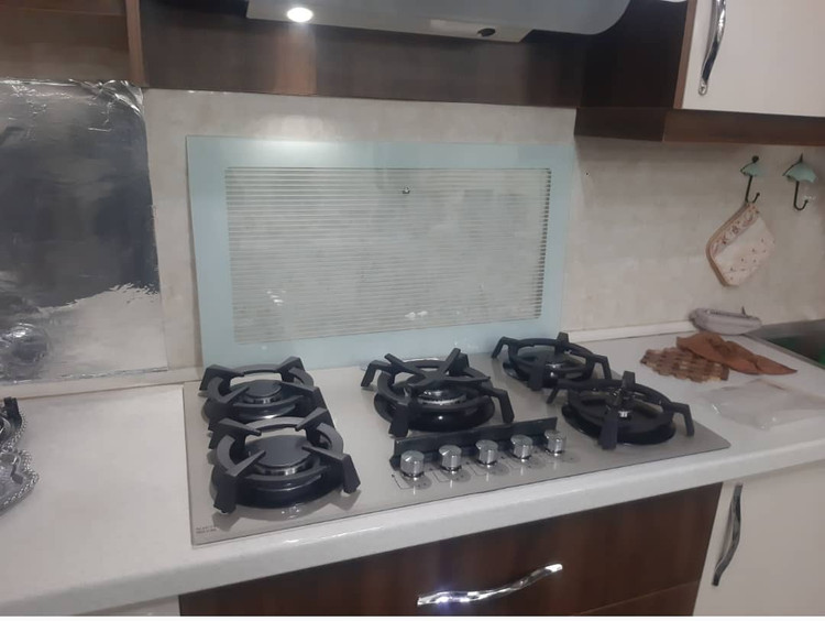 شیشه پشت گاز و سینک شیشه محافظ کابینت رنگ مشکی